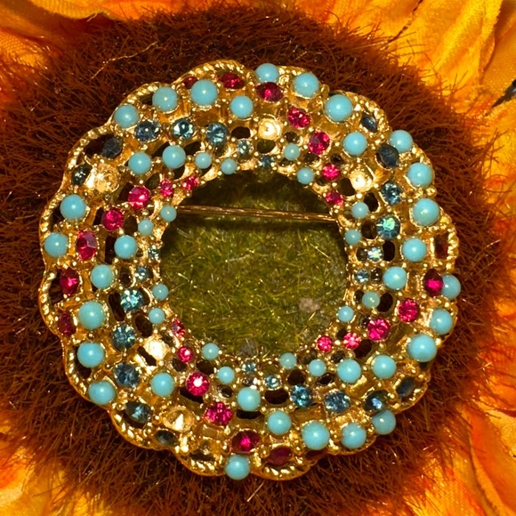 Sarah Coventry Jewelry - Vintage Signed SARAH COVENTRY Goldtone Rhinestone/Faux Turquoise Wreath Brooch